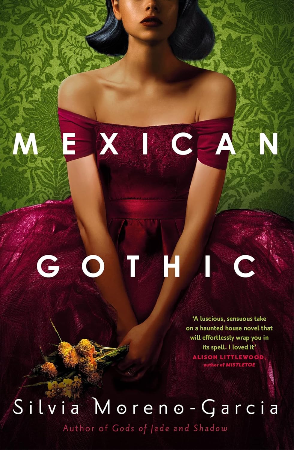 Cover von Silvia Moreno-Garcias Roman "Mexican Gothic". Darauf zu sehen ist eine junge Frau in einem roten, schulterlosen Kleid, die einen Strauss gold-gelber Blumen in den Händen hält. Ihr Gesicht ist ab den Augen aufwärts aufgrund des Bildauschnitts nicht zu sehen.